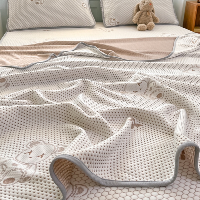 91家纺网 家纺一手货源 找家纺 绘萱家居 2025爆款冰凉豆豆凉席夏被四件套三件套床笠款冰丝软席子 暴力熊-咖