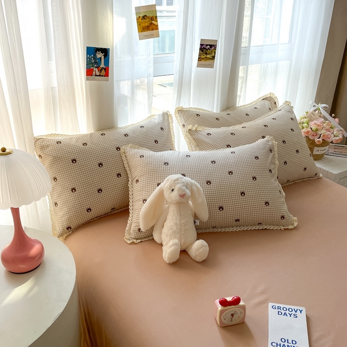 91家纺网 家纺一手货源 找家纺 一比一 2025新款针织双层纱镂空花边夏被四件套 格子小熊