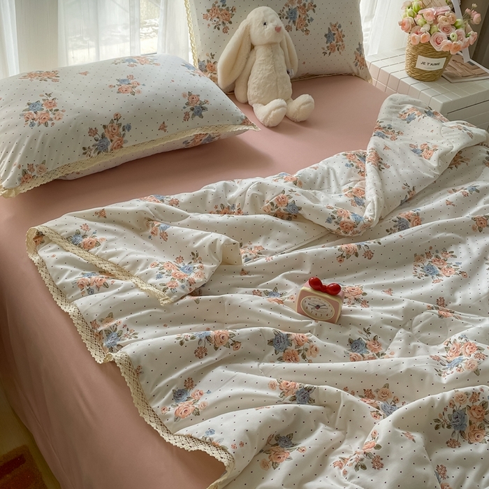 91家纺网 家纺一手货源 找家纺 一比一 2025新款针织双层纱镂空花边夏被四件套 繁花似锦