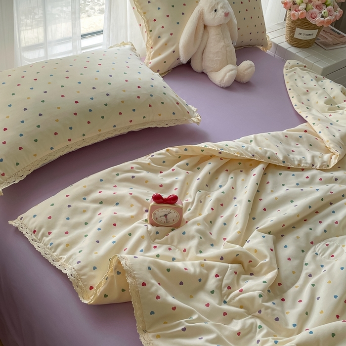 91家纺网 家纺一手货源 找家纺 一比一 2025新款针织双层纱镂空花边夏被四件套 彩色心心