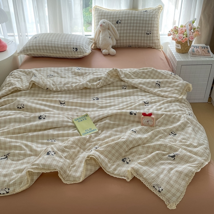 91家纺网 家纺一手货源 找家纺 一比一 2025新款针织双层纱镂空花边夏被四件套 格纹熊猫