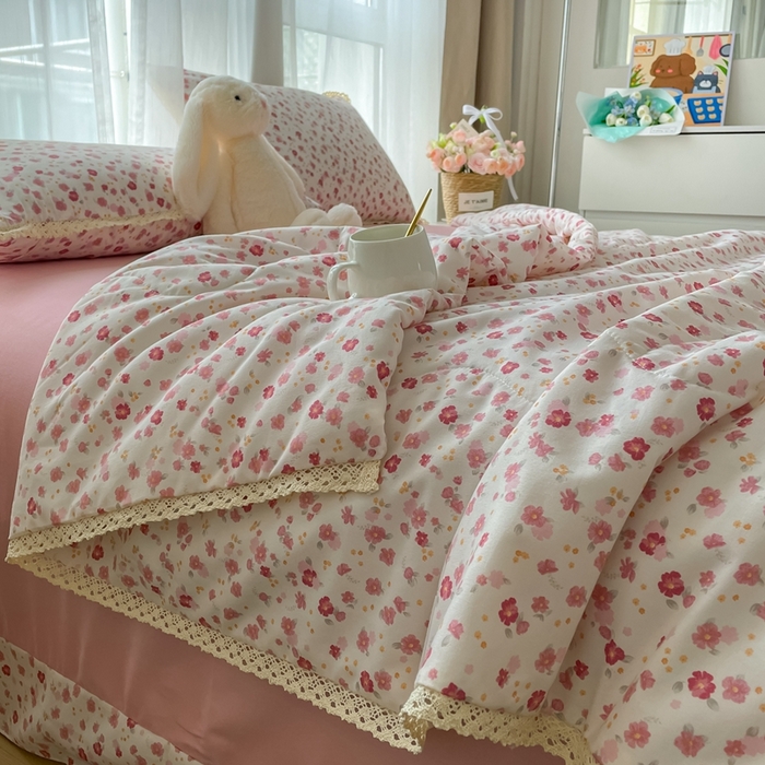 91家纺网 家纺一手货源 找家纺 一比一 2025新款针织双层纱镂空花边夏被四件套 花语粉