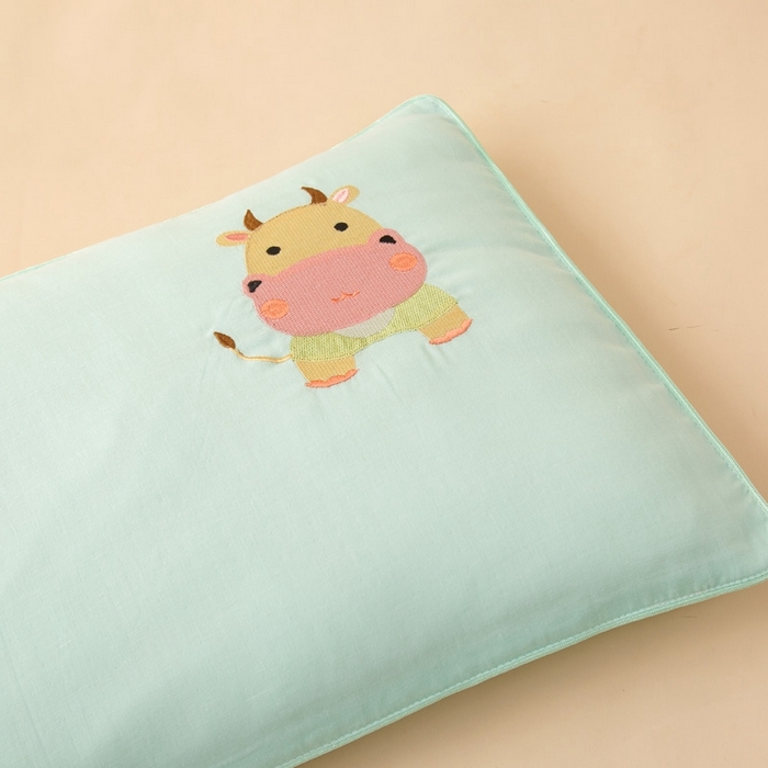 91家纺网 家纺一手货源 找家纺 喜多兔2025新款小轻柔纯棉双层纱枕套枕头 绿色萌小牛