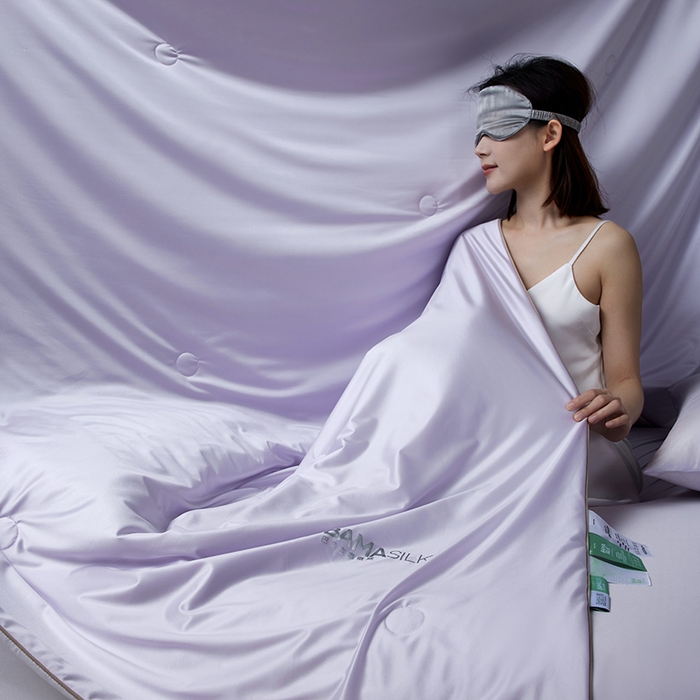 91家纺网 家纺一手货源 找家纺 莱福仕家纺 2025新款A类莹丝流光蚕丝系列夏被 烟紫色