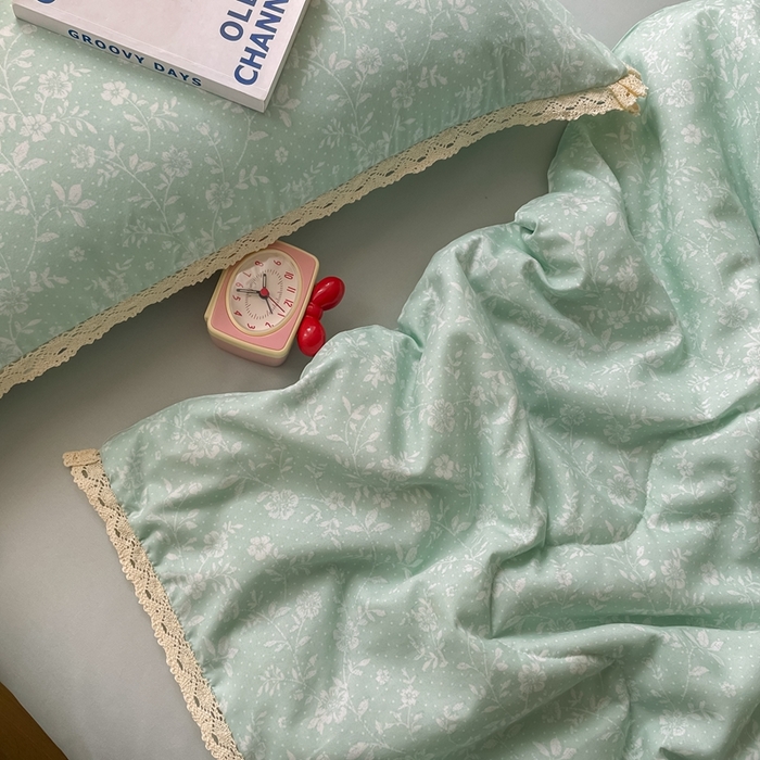 91家纺网 家纺一手货源 找家纺 一比一 2025新款针织双层纱镂空花边夏被四件套 冰心兰