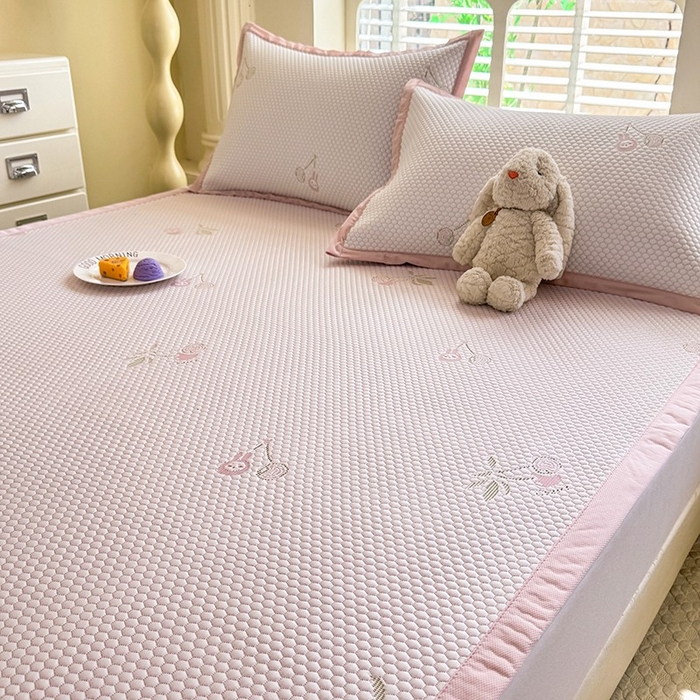 91家纺网 家纺一手货源 找家纺 绒世界 2025新款A类提花凉感豆豆复合凉席套件 提花豆豆-樱桃