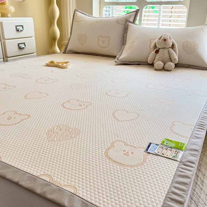 91家纺网 家纺一手货源 找家纺 绒世界 2025新款A类提花凉感豆豆复合凉席套件 提花豆豆-小熊