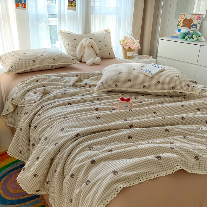 91家纺网 家纺一手货源 找家纺 一比一 2025新款针织双层纱镂空花边夏被四件套 格子小熊