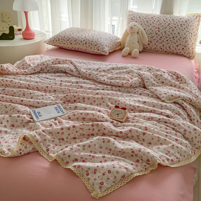 91家纺网 家纺一手货源 找家纺 一比一 2025新款针织双层纱镂空花边夏被四件套 花语粉