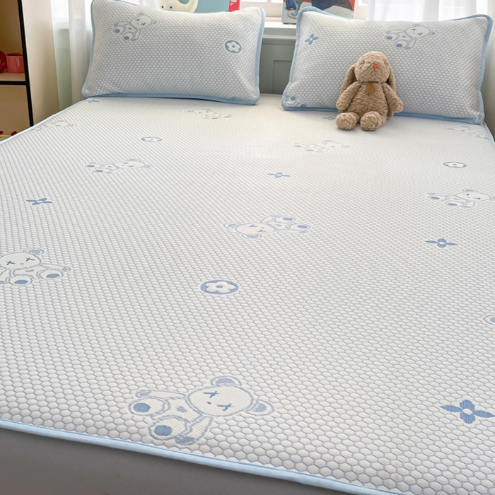 91家纺网 家纺一手货源 找家纺 绘萱家居 2025爆款冰凉豆豆凉席夏被四件套三件套床笠款冰丝软席子 暴力熊-蓝