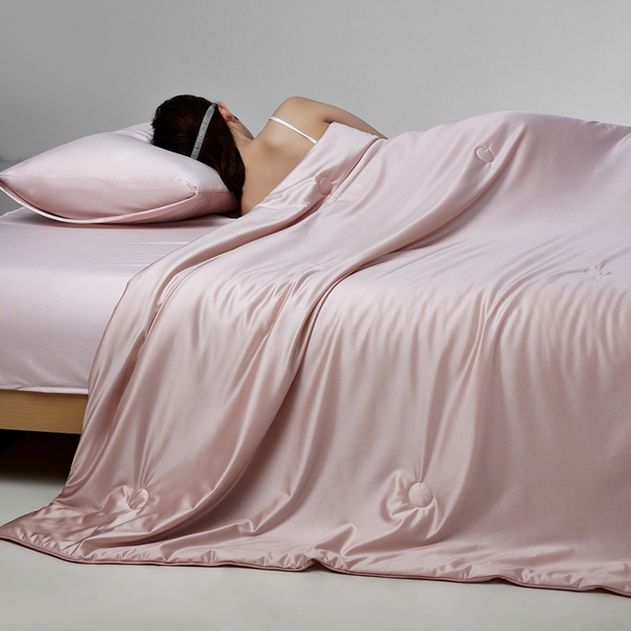 91家纺网 家纺一手货源 找家纺 莱福仕家纺 2025新款A类莹丝流光蚕丝系列夏被 莱德粉