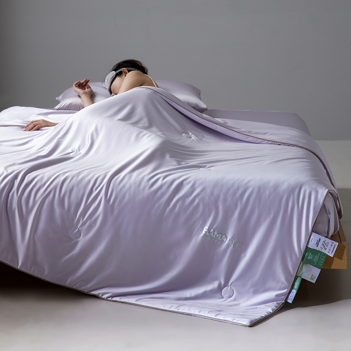 91家纺网 家纺一手货源 找家纺 莱福仕家纺 2025新款A类莹丝流光蚕丝系列夏被 烟紫色