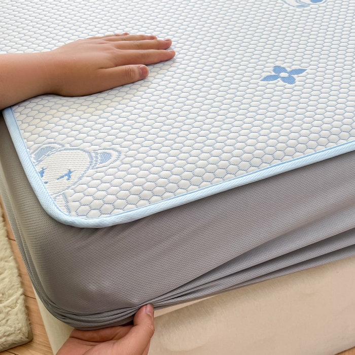 91家纺网 家纺一手货源 找家纺 绘萱家居 2025爆款冰凉豆豆凉席夏被四件套三件套床笠款冰丝软席子 暴力熊-蓝