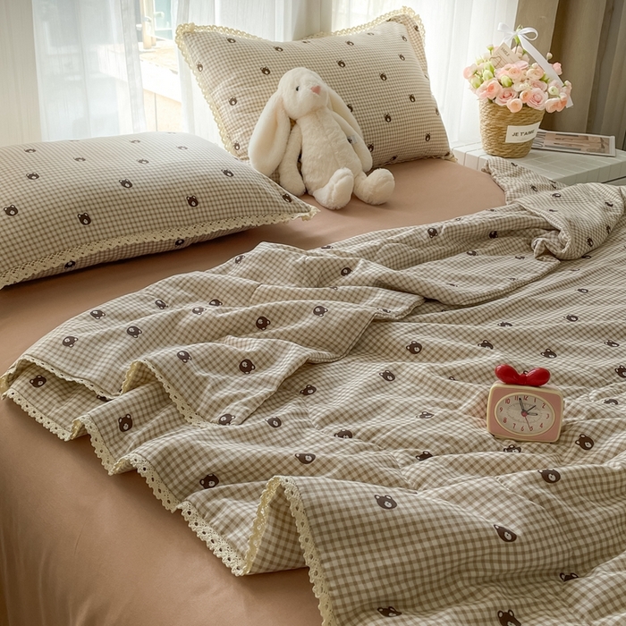 91家纺网 家纺一手货源 找家纺 一比一 2025新款针织双层纱镂空花边夏被四件套 格子小熊