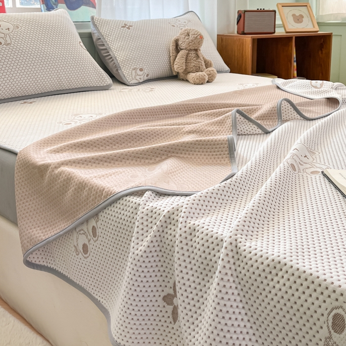 91家纺网 家纺一手货源 找家纺 绘萱家居 2025爆款冰凉豆豆凉席夏被四件套三件套床笠款冰丝软席子 暴力熊-咖