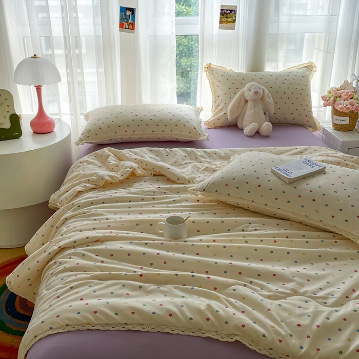 91家纺网 家纺一手货源 找家纺 一比一 2025新款针织双层纱镂空花边夏被四件套 彩色心心