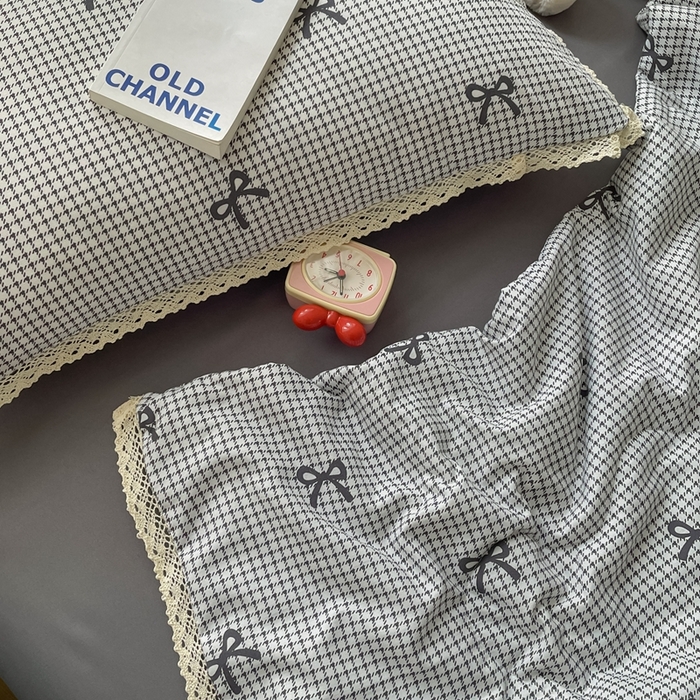 91家纺网 家纺一手货源 找家纺 一比一 2025新款针织双层纱镂空花边夏被四件套 格子蝴蝶结