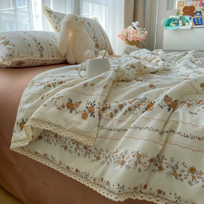 91家纺网 家纺一手货源 找家纺 一比一 2025新款针织双层纱镂空花边夏被四件套 复古玫瑰