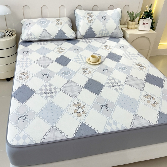 91家纺网 家纺一手货源 找家纺 2025年新款600D丝滑冰丝凉席-床笠款 灵心小熊