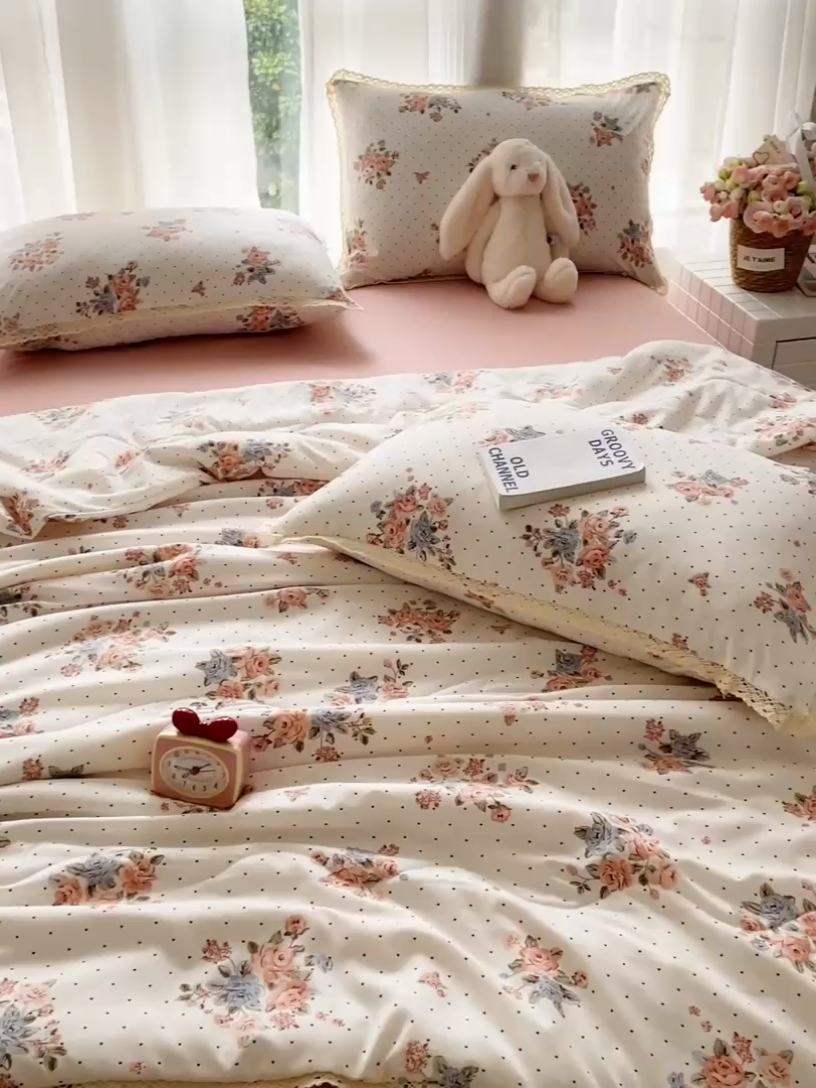 91家纺网 家纺一手货源 找家纺 一比一 2025新款针织双层纱镂空花边夏被四件套 繁花似锦