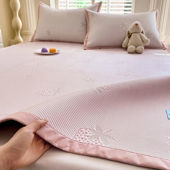 91家纺网 家纺一手货源 找家纺 绒世界 2025新款A类提花凉感豆豆复合凉席套件 提花豆豆-草莓