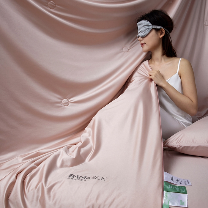 91家纺网 家纺一手货源 找家纺 莱福仕家纺 2025新款A类莹丝流光蚕丝系列夏被 莱德粉