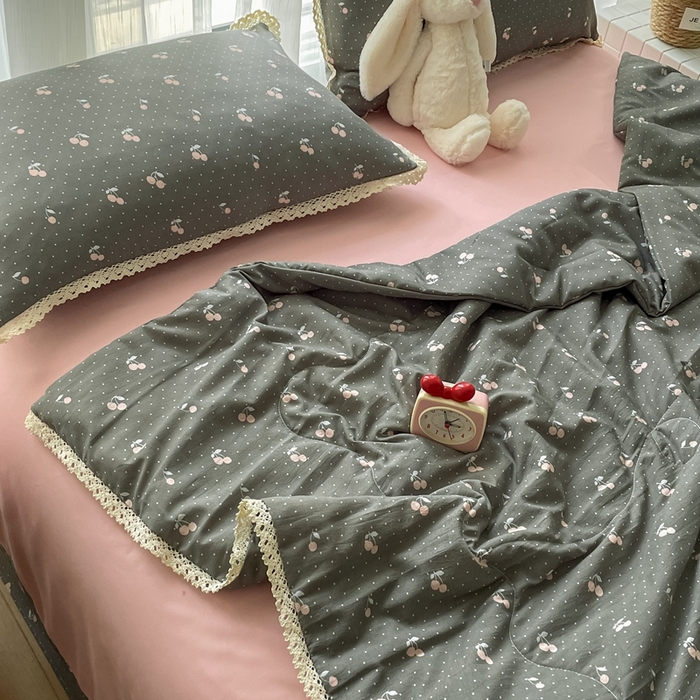 91家纺网 家纺一手货源 找家纺 一比一 2025新款针织双层纱镂空花边夏被四件套 复古樱桃