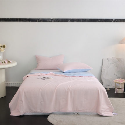 91家纺网 家纺一手货源 找家纺 （总）头等舱  2025新款锦氨&全棉双层纱一被两用A类20大豆7A抗菌夏被（配礼盒）