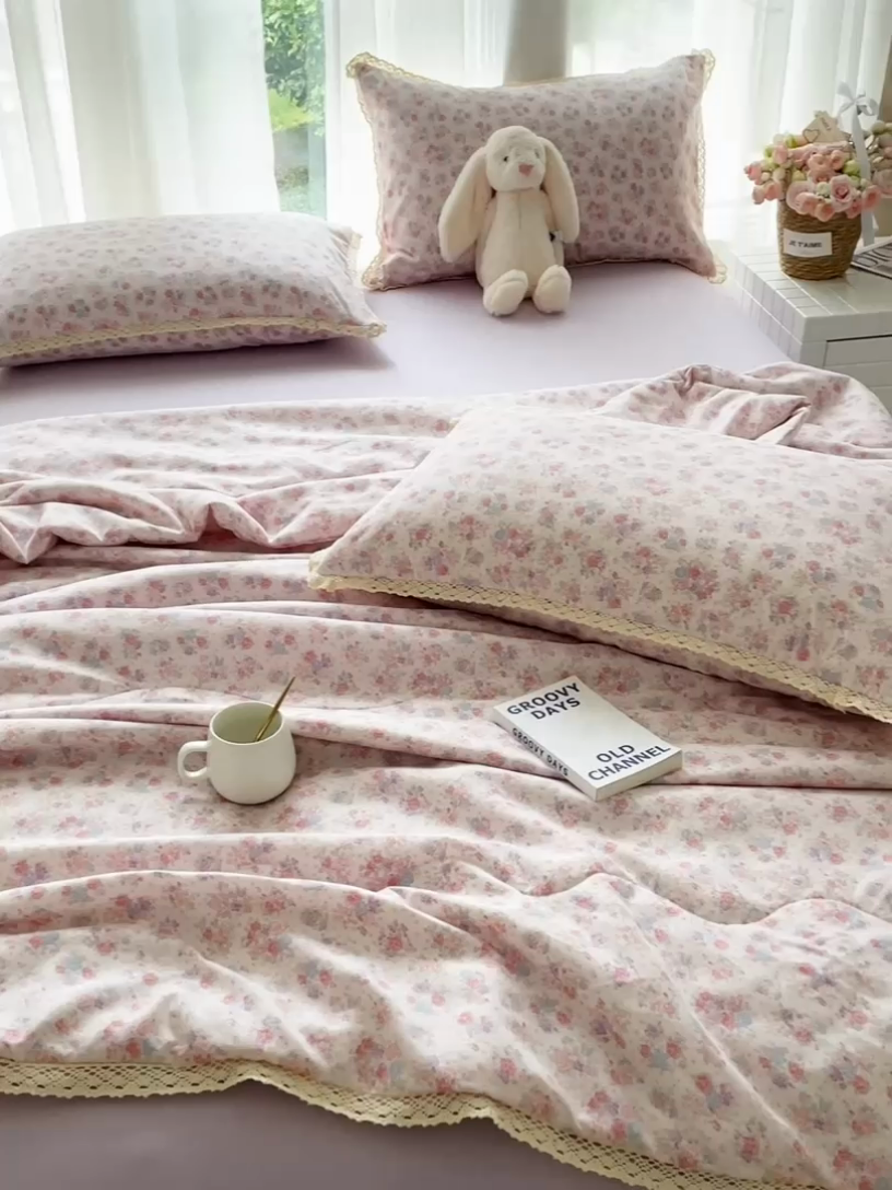 91家纺网 家纺一手货源 找家纺 一比一 2025新款针织双层纱镂空花边夏被四件套 繁花