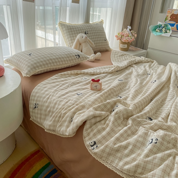 91家纺网 家纺一手货源 找家纺 一比一 2025新款针织双层纱镂空花边夏被四件套 格纹熊猫