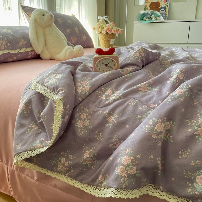 91家纺网 家纺一手货源 找家纺 一比一 2025新款针织双层纱镂空花边夏被四件套 豆蔻年华