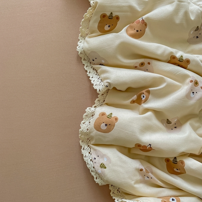 91家纺网 家纺一手货源 找家纺 一比一 2025新款针织双层纱镂空花边夏被四件套 蛋糕熊