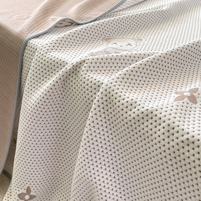 91家纺网 家纺一手货源 找家纺 绘萱家居 2025爆款冰凉豆豆凉席夏被四件套三件套床笠款冰丝软席子 暴力熊-咖