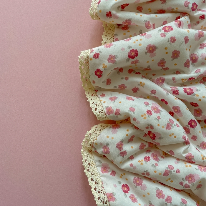 91家纺网 家纺一手货源 找家纺 一比一 2025新款针织双层纱镂空花边夏被四件套 花语粉