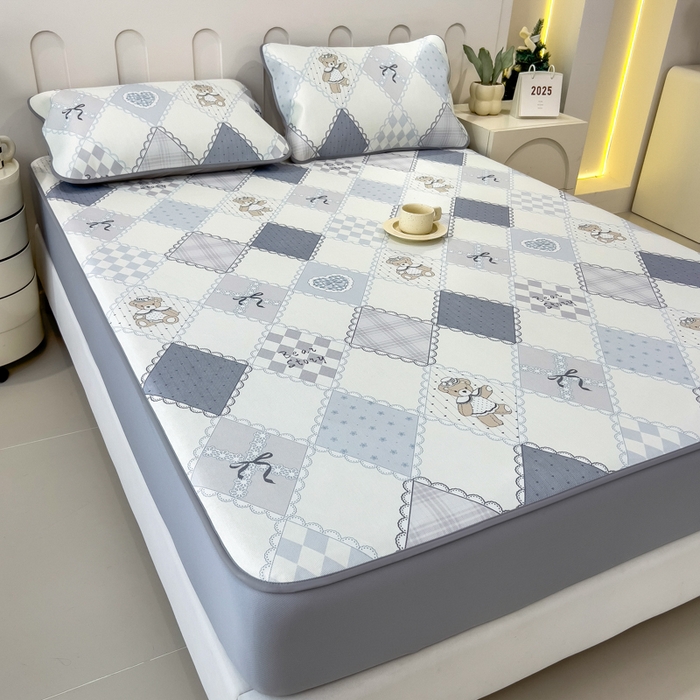 91家纺网 家纺一手货源 找家纺 2025年新款600D丝滑冰丝凉席-床笠款 灵心小熊