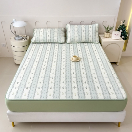 91家纺网 家纺一手货源 找家纺 倾慕家纺 2025年新款600D丝滑冰丝凉席-床席款 樱桃小兔绿
