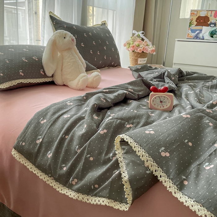 91家纺网 家纺一手货源 找家纺 一比一 2025新款针织双层纱镂空花边夏被四件套 复古樱桃