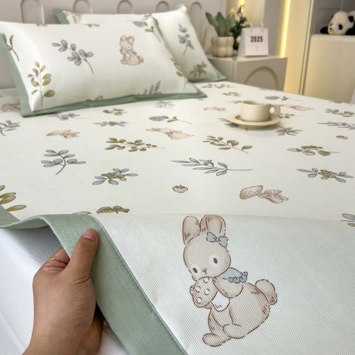 91家纺网 家纺一手货源 找家纺 倾慕家纺 2025年新款600D丝滑冰丝凉席-床席款 蘑菇小兔