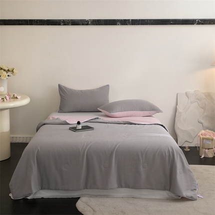 91家纺网 家纺一手货源 找家纺 （总）头等舱  2025新款锦氨&全棉双层纱一被两用A类20大豆7A抗菌夏被（配礼盒）