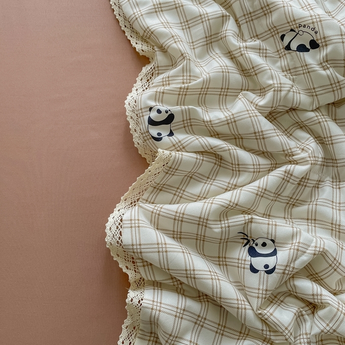 91家纺网 家纺一手货源 找家纺 一比一 2025新款针织双层纱镂空花边夏被四件套 格纹熊猫