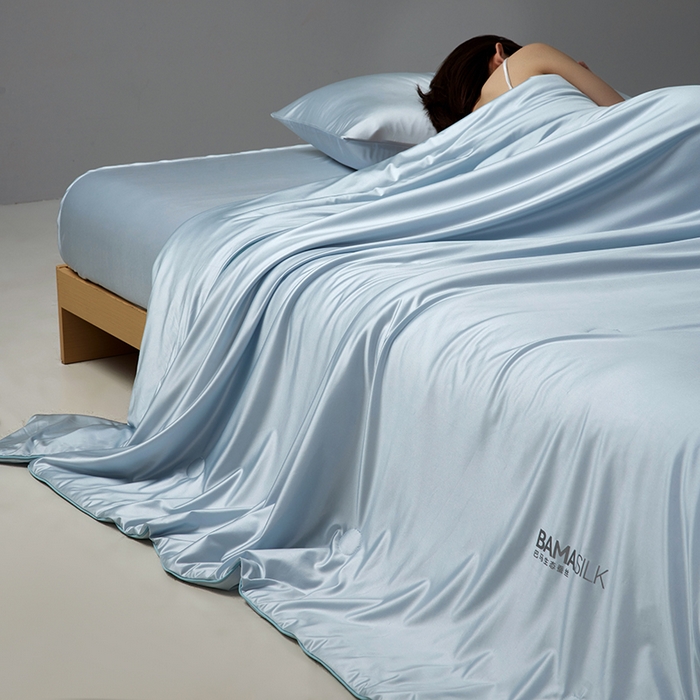 91家纺网 家纺一手货源 找家纺 莱福仕家纺 2025新款A类莹丝流光蚕丝系列夏被 晴苍蓝