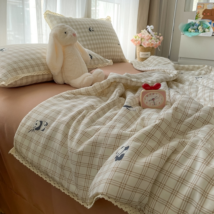 91家纺网 家纺一手货源 找家纺 一比一 2025新款针织双层纱镂空花边夏被四件套 格纹熊猫