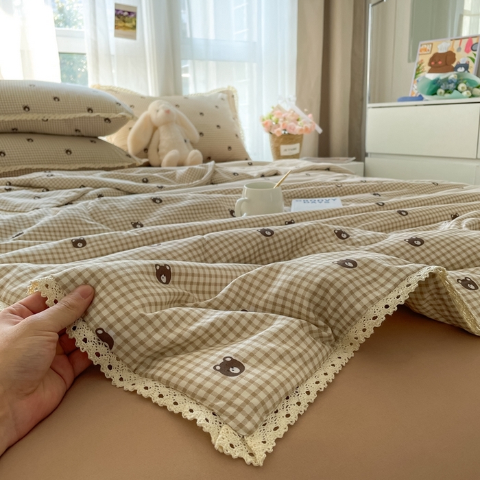 91家纺网 家纺一手货源 找家纺 一比一 2025新款针织双层纱镂空花边夏被四件套 格子小熊