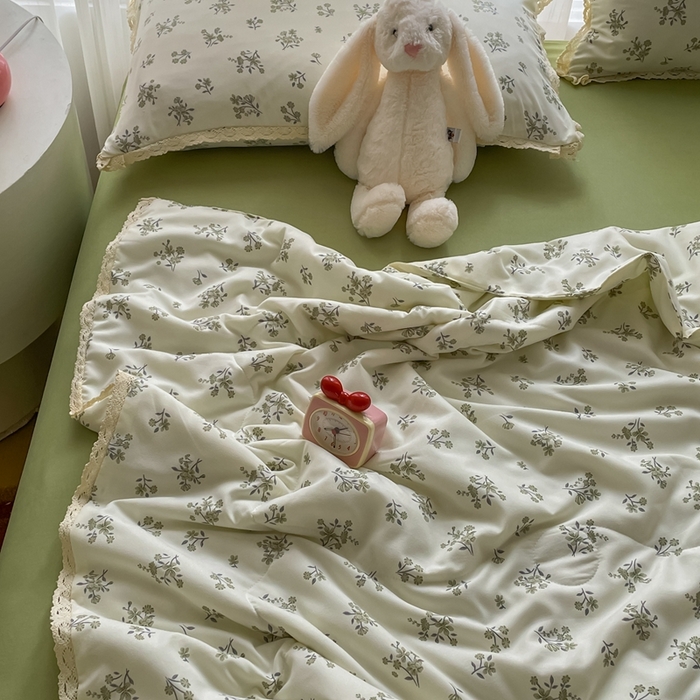 91家纺网 家纺一手货源 找家纺 一比一 2025新款针织双层纱镂空花边夏被四件套 浮生若梦