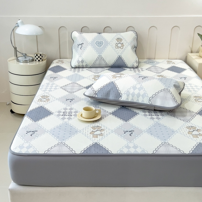 91家纺网 家纺一手货源 找家纺 2025年新款600D丝滑冰丝凉席-床笠款 灵心小熊