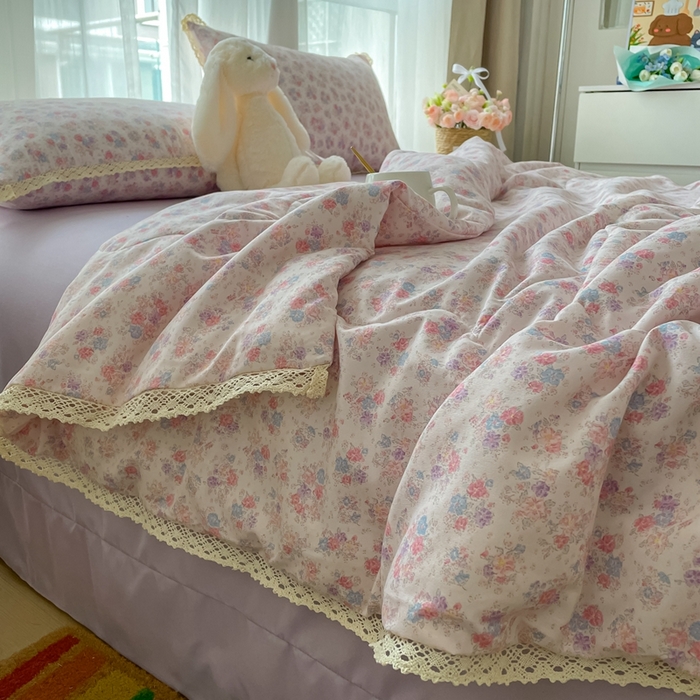 91家纺网 家纺一手货源 找家纺 一比一 2025新款针织双层纱镂空花边夏被四件套 繁花