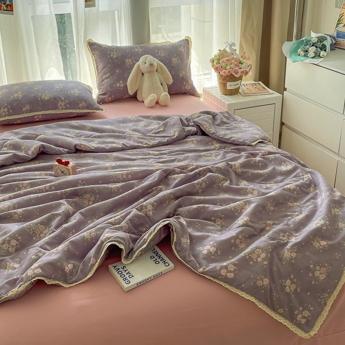 91家纺网 家纺一手货源 找家纺 一比一 2025新款针织双层纱镂空花边夏被四件套 豆蔻年华