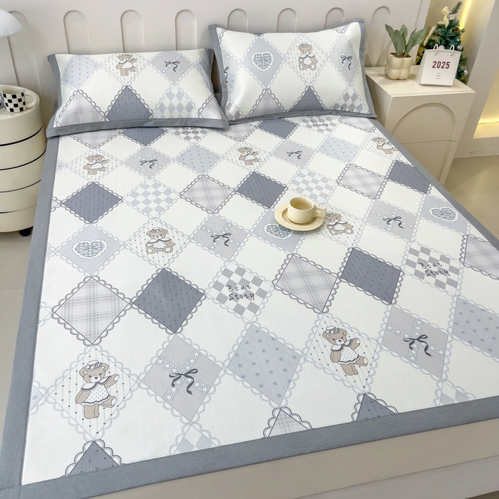 91家纺网 家纺一手货源 找家纺 倾慕家纺 2025年新款600D丝滑冰丝凉席-床席款 灵心小熊