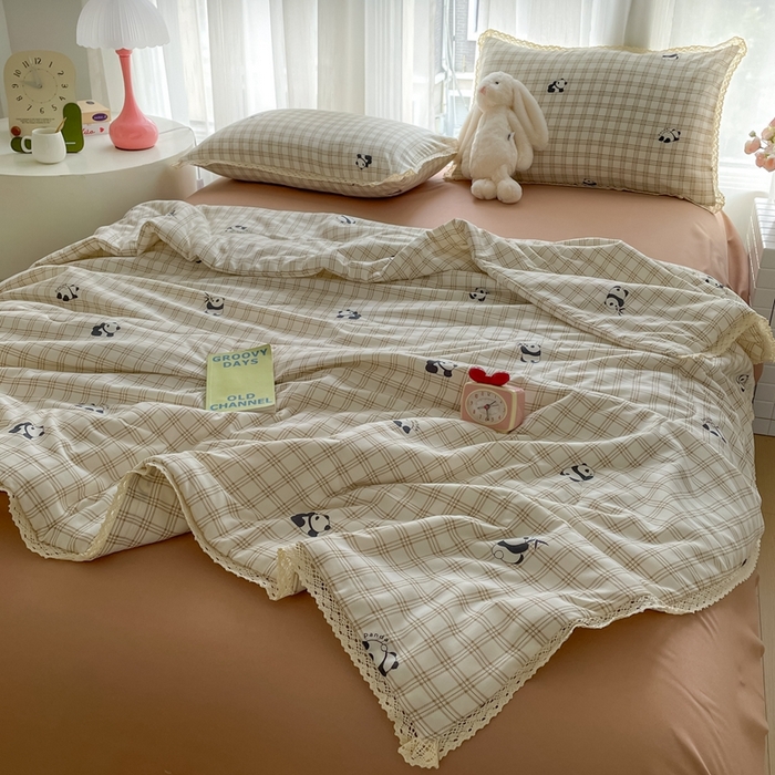 91家纺网 家纺一手货源 找家纺 一比一 2025新款针织双层纱镂空花边夏被四件套 格纹熊猫