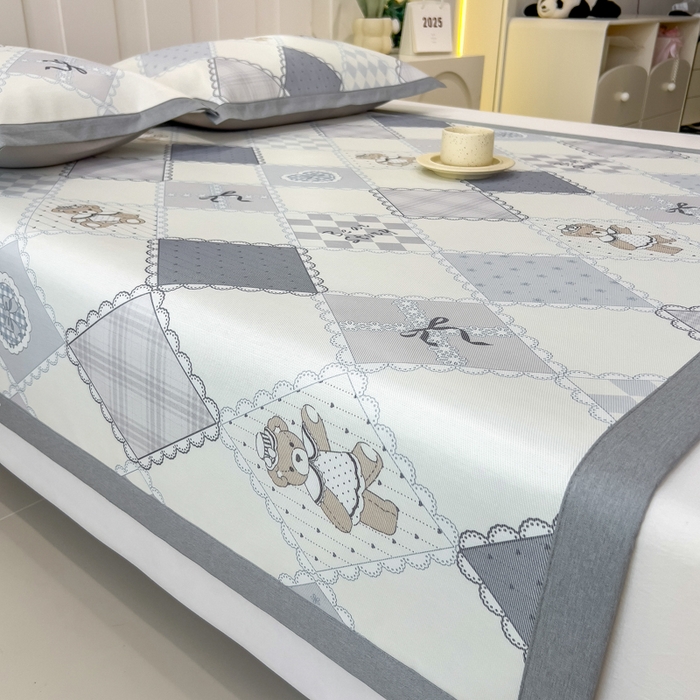 91家纺网 家纺一手货源 找家纺 倾慕家纺 2025年新款600D丝滑冰丝凉席-床席款 灵心小熊